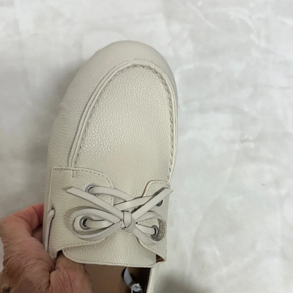 Universal Thread Women's Cream Loafers